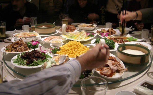 ควรทำตัวอย่างไรเมื่อต้องกินโต๊ะจีนแบบโต๊ะหมุน
